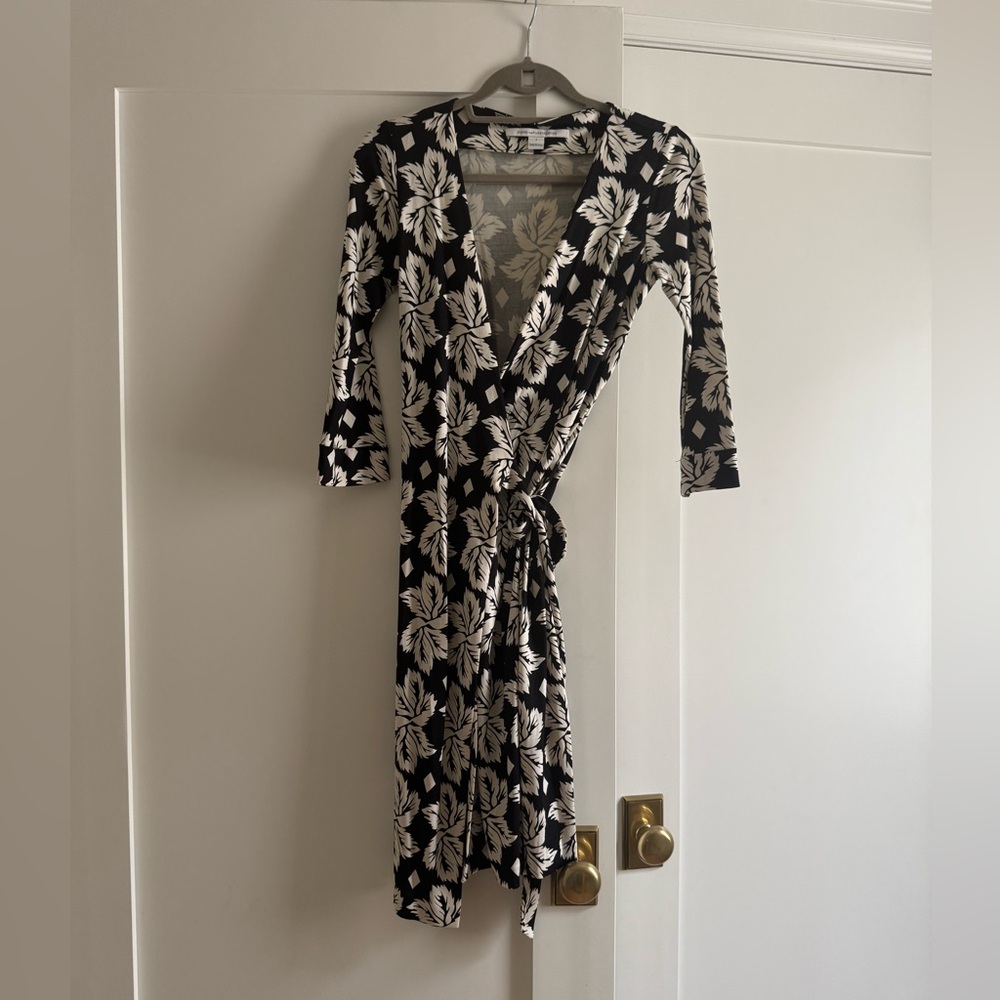 Beautiful Black and White Floral silk jersey DVF Wrap Dress